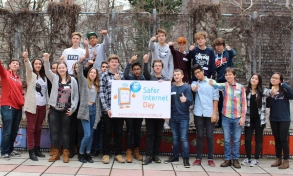 Jugendliche mit Plakat zum Safer Internet Day
