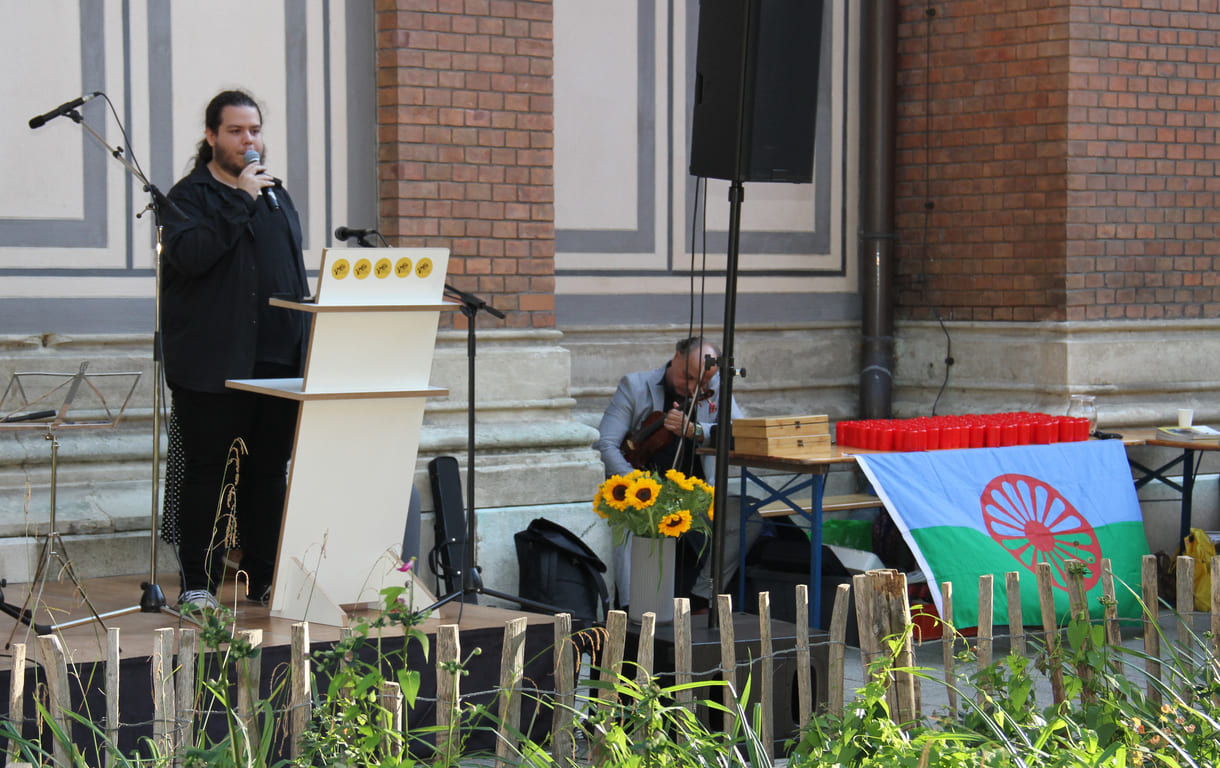 Santino Stojka, Urenkel von Ceija, sprach vor allem von doch erreichten Erfolgen des beharrlichen Kampfes der Community