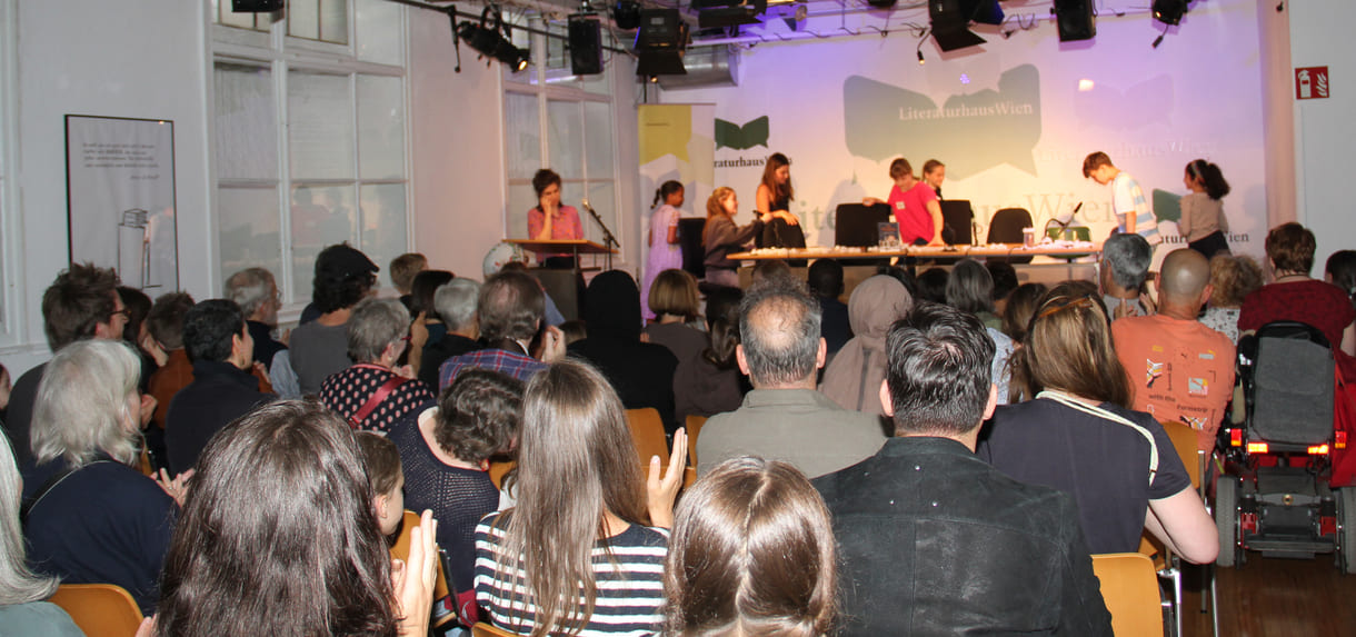 Sara, eine aus dem Quartett der LiteraturBagage, überestzte live auf der Bühne die Antworten des Autors auf die ihm schriftlich übermittelten Fragen