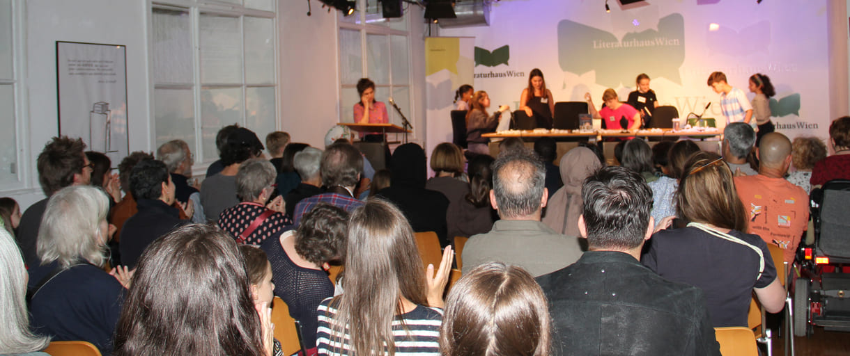Sara, eine aus dem Quartett der LiteraturBagage, überestzte live auf der Bühne die Antworten des Autors auf die ihm schriftlich übermittelten Fragen