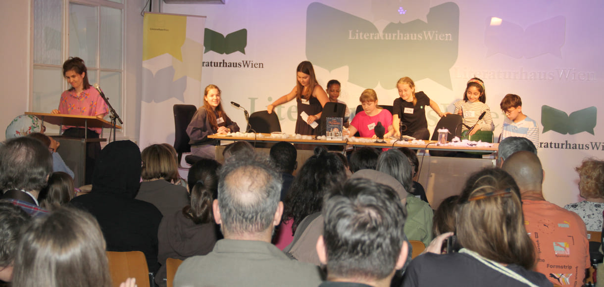 Sara, eine aus dem Quartett der LiteraturBagage, überestzte live auf der Bühne die Antworten des Autors auf die ihm schriftlich übermittelten Fragen
