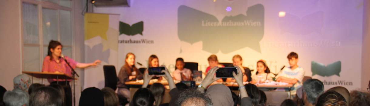 Sara, eine aus dem Quartett der LiteraturBagage, überestzte live auf der Bühne die Antworten des Autors auf die ihm schriftlich übermittelten Fragen