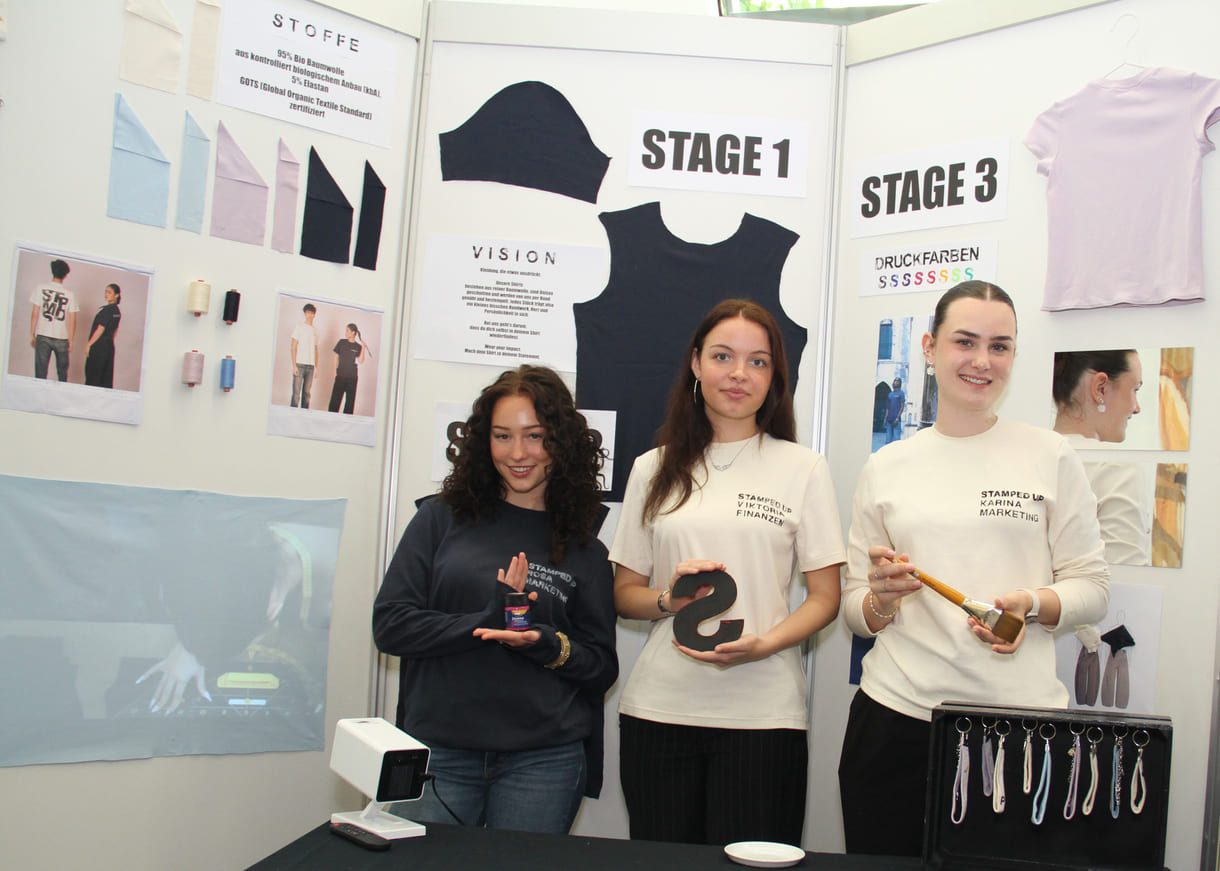 Rosa Wallinger, Viktoria Weigl, Karina Tschematschar mit Werkzeugen für den T-Shirt-Druck