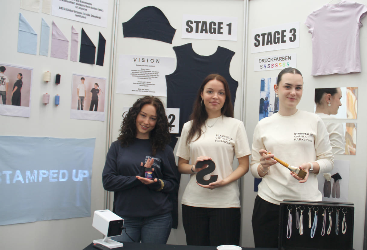 Rosa Wallinger, Viktoria Weigl, Karina Tschematschar mit Werkzeugen für den T-Shirt-Druck