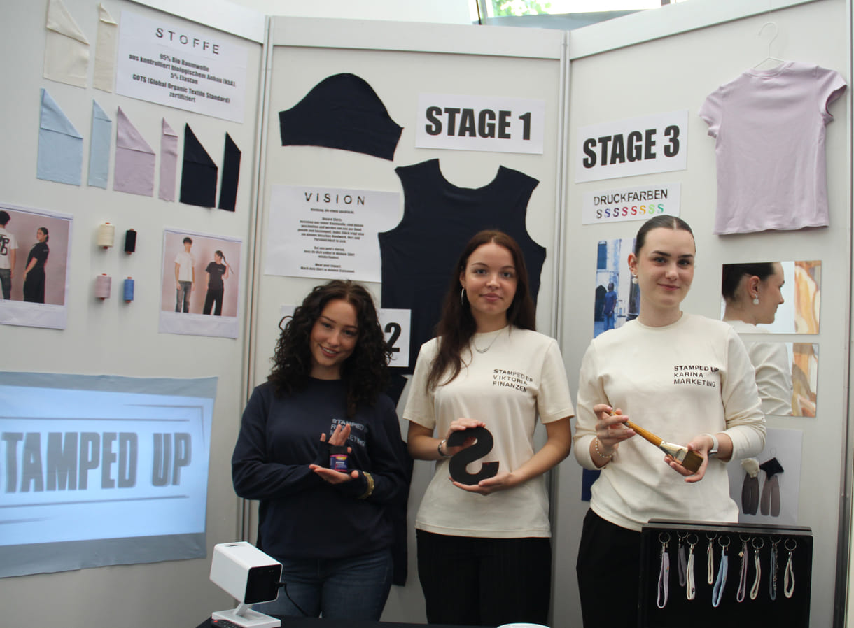 Rosa Wallinger, Viktoria Weigl, Karina Tschematschar mit Werkzeugen für den T-Shirt-Druck