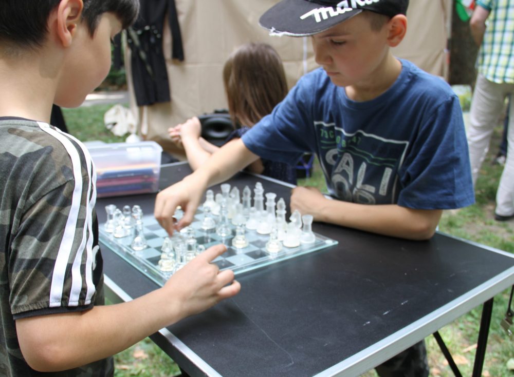 Kinder spielen Schach