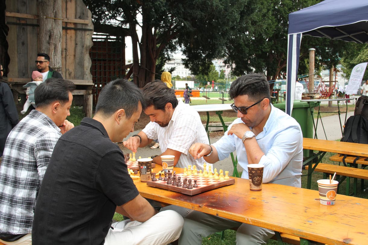 In der Info- udn Aktivitätsstraße wird auch Schach gespielt