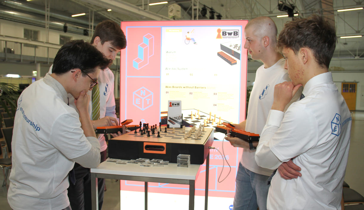 David Chencean, Samuel Brunner, Michael Sysel und Georg Kotzian neben dem von ihnen asugedachten, konstruierten, gebauten und funktionierenden Schachspiel, bei dem die Figuren - über Magnete - bewegt werden, ohne sie berühren zu müssen