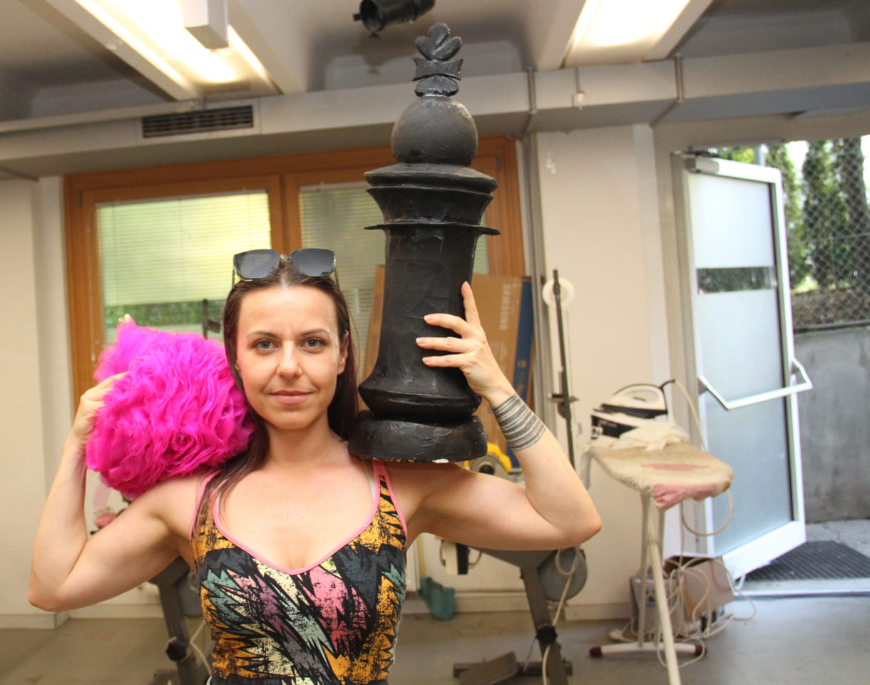 Bernadett Skoda mit Schachfigur und Bommel für die Schultern des Schachkleids