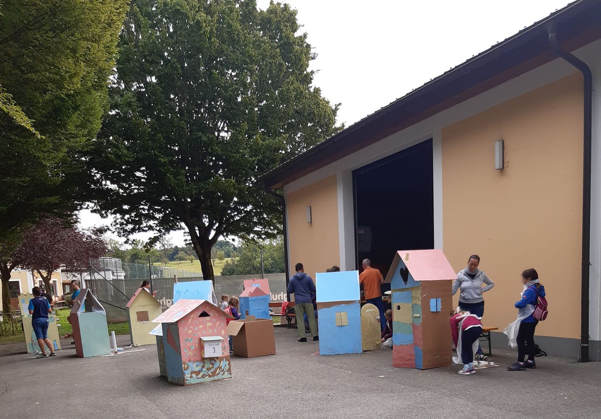Kinder gestalten eigene Schachtelhäuser