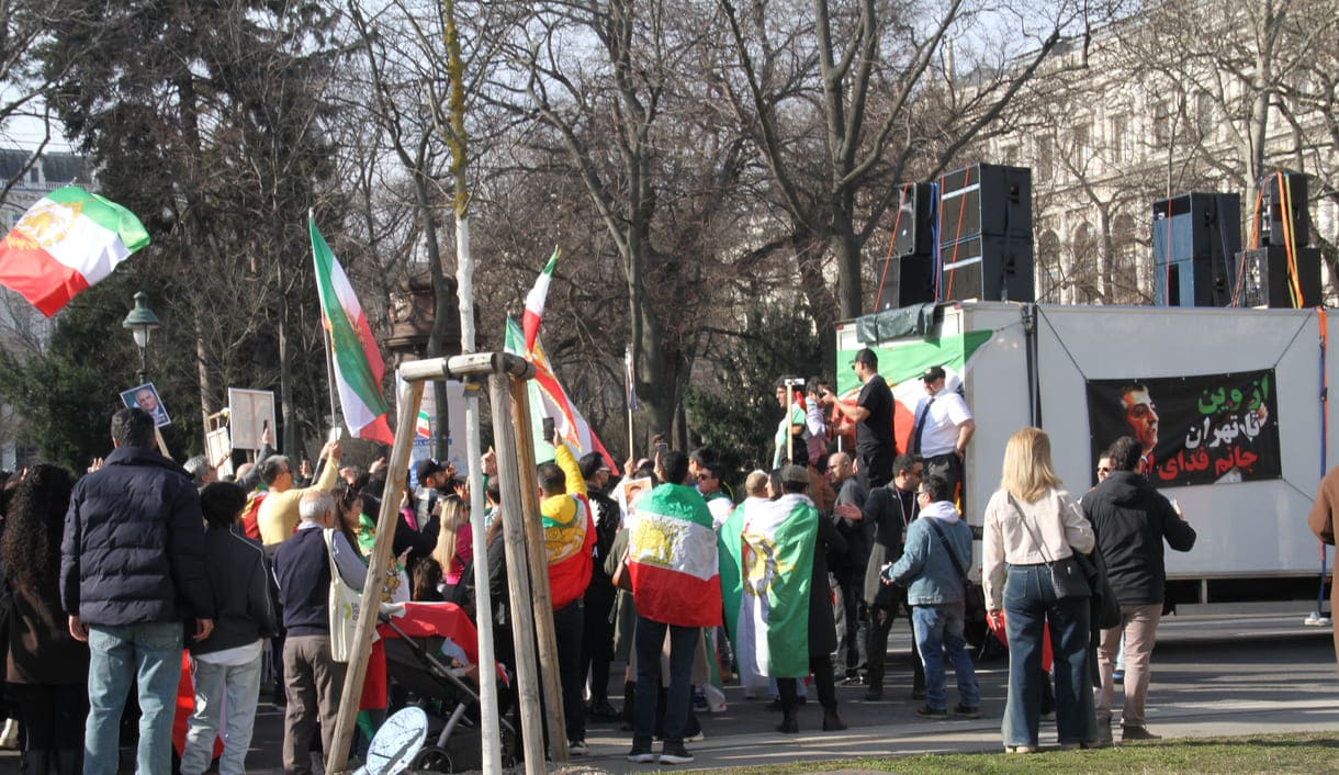 Viele Pahlavi-Fotos, manche auch mit Schah bzw. King betitelt
