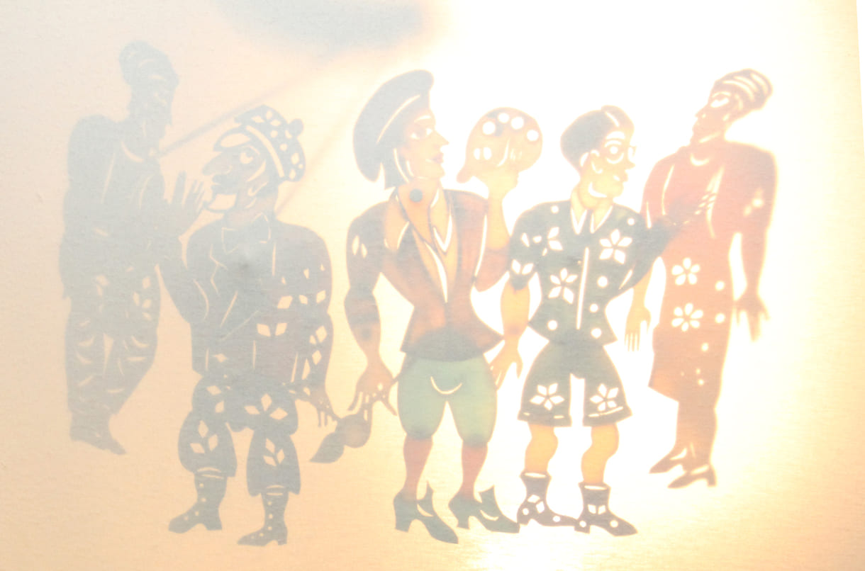 Eine Szene wird von Schattenfiguren belebt - alle Figuren, Puppen und Bühnenbild: Burgis Paier