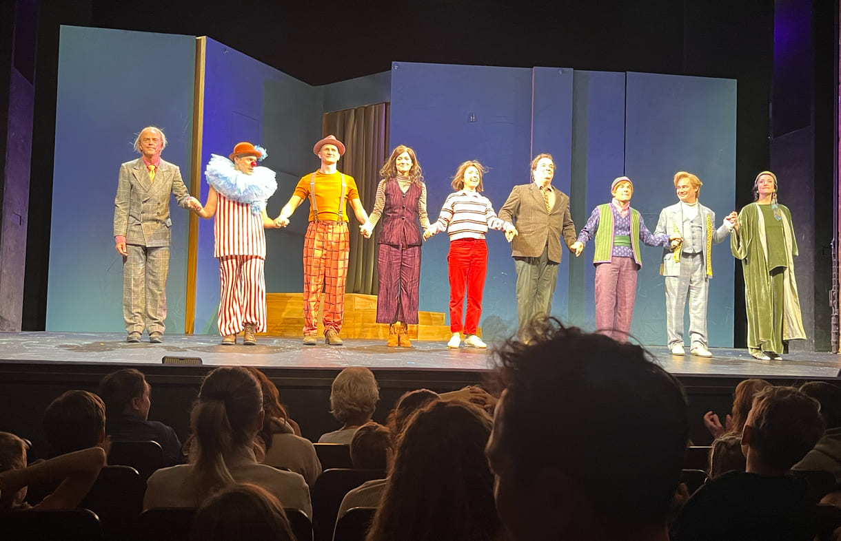 Gut ein halbes Dutzend Mal mussten die Schauspieler:innen zur Verbeugung auf die Bühne kommen - so viel Applaus udn Jubel gab's bei der Premiere