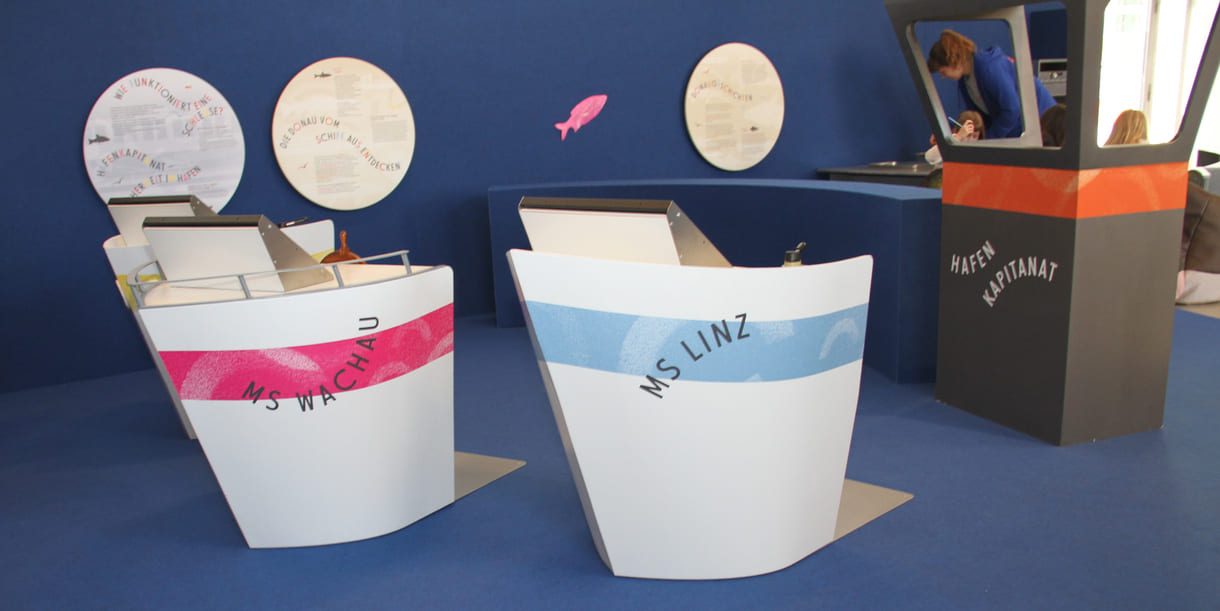 Kleine Schifferl mit digitalen Spielstationen