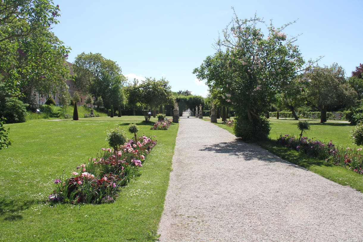 Weitläufiger Garten des Stifts
