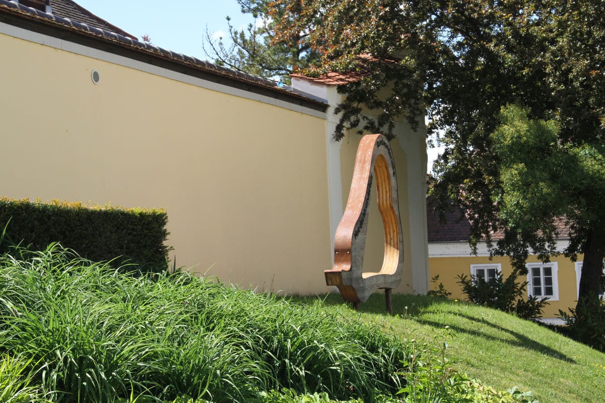 Mauer des Stiftsgartens mit einer der großen 