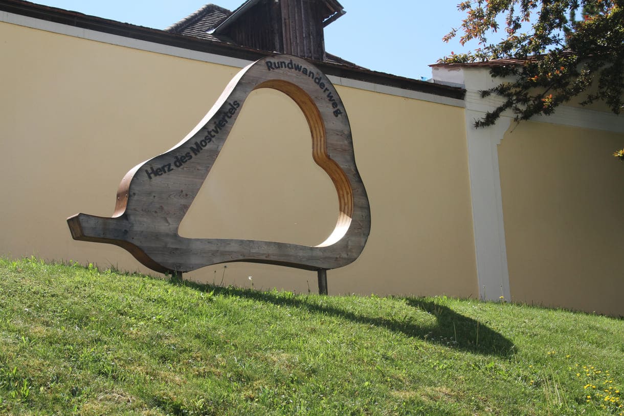 Mauer des Stiftsgartens mit einer der großen 