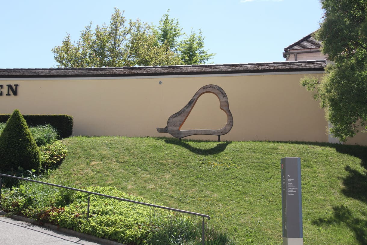 Mauer des Stiftsgartens mit einer der großen 