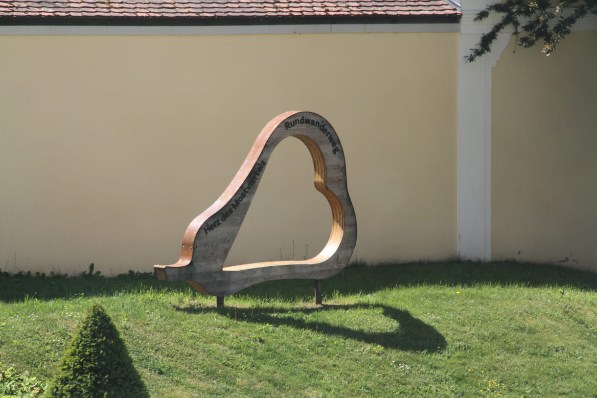 Mauer des Stiftsgartens mit einer der großen 