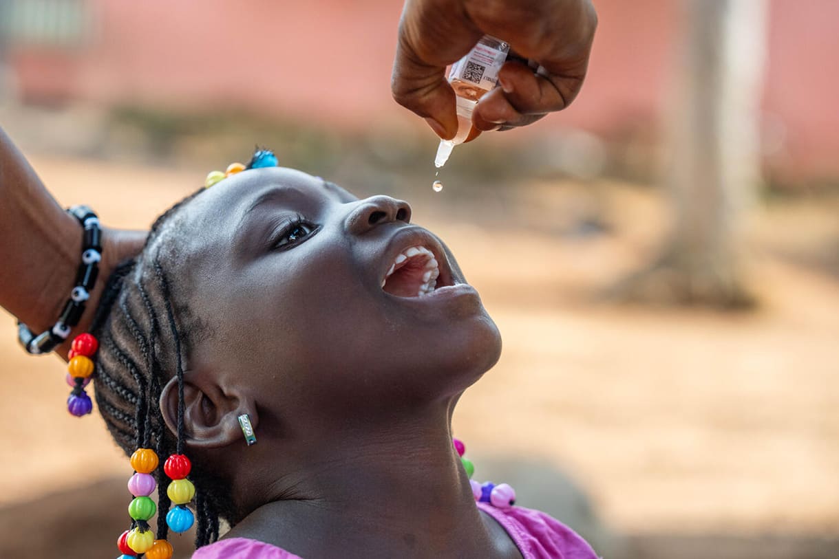 Am 29. Oktober 2023 erhält die 4-jährige Matina ihre Impfung gegen Polio in Nzerekore, Guinea.