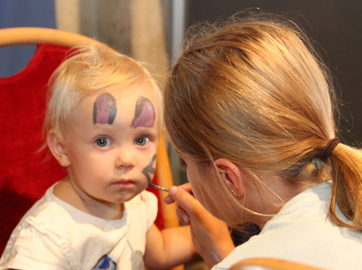 Kinder schminken Kinder