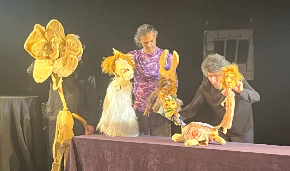 Szenenfoto aus "Der Schöne und die Biest" vom Puppentheater "Das Helmi" (Berlin) beim Gastspiel im Dschungel Wien