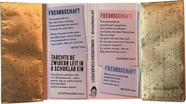 Die aufgeklappt "Buch"-Schokolade mit den vier Freundschafts-Gedichten