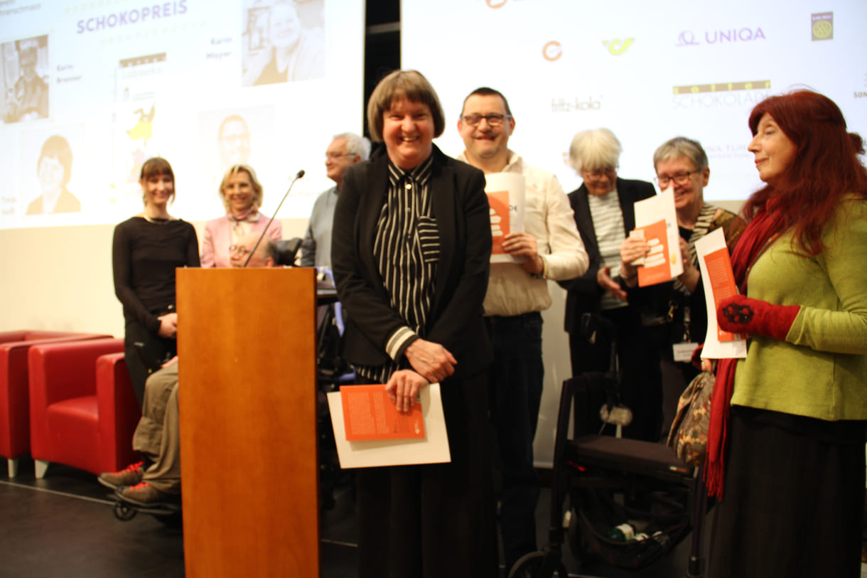 Drei der vier Schoko-Preisträger:innen und eine VErtreterin für eine erkrankte Dichterin