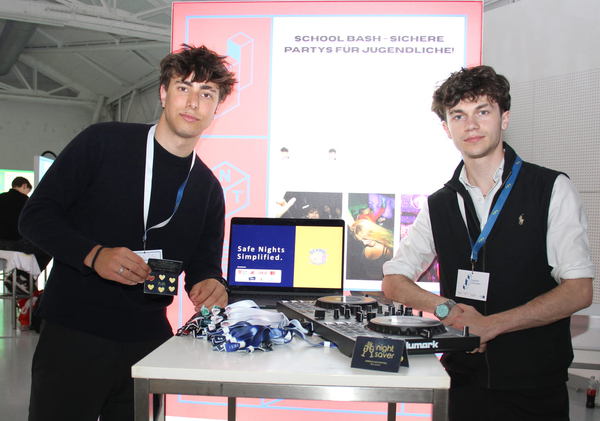 Paul Graf und Valentin Krissmanek verdienen - trotz niedriger Eintrittspreise - mit Schoolbash Geld