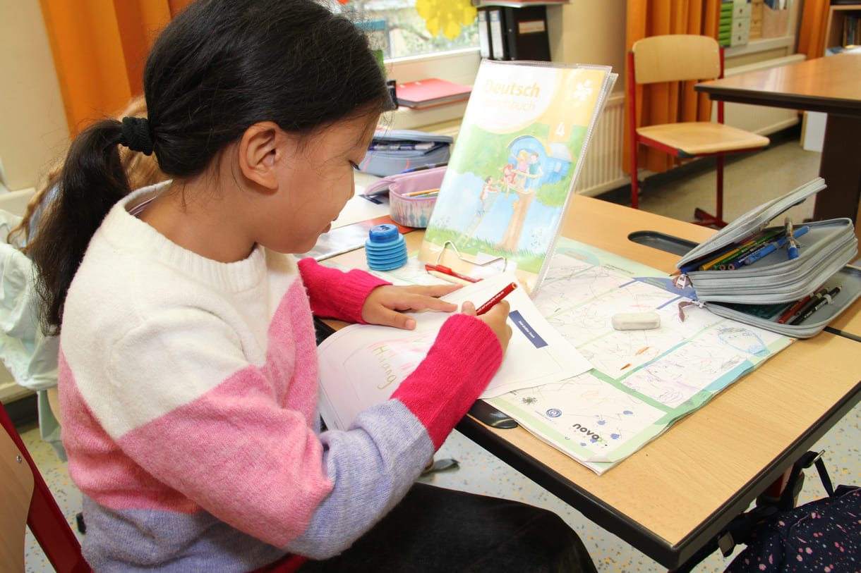 Volksschulkinder malen ihren jeweils größten Traum - und das für einen guten Zweck