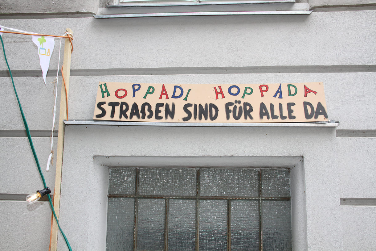 Handbeschriebene Holztafeln transportieren Botschaften der Autofreiheit
