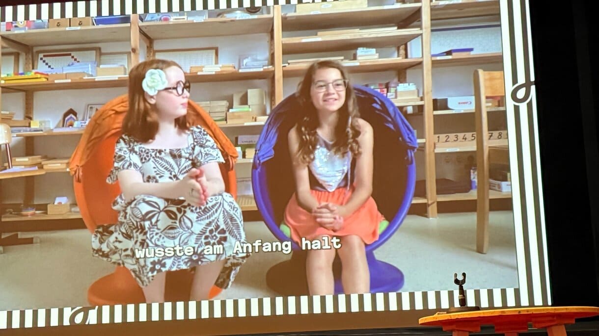 Schüler:innen aus den Videos, in denen sie über die Stücktexte und die themen dahinter sprachen