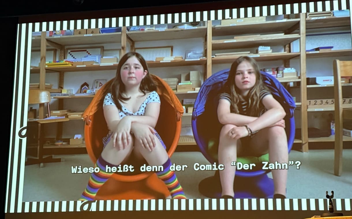 Schüler:innen aus den Videos, in denen sie über die Stücktexte und die themen dahinter sprachen