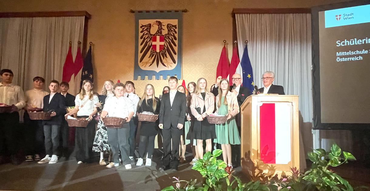 Mittelschüler:innen aus Seitenstetten Biberbach auf der Bühne mit Körben voller eigenhändig gefalteter Papierkraniche