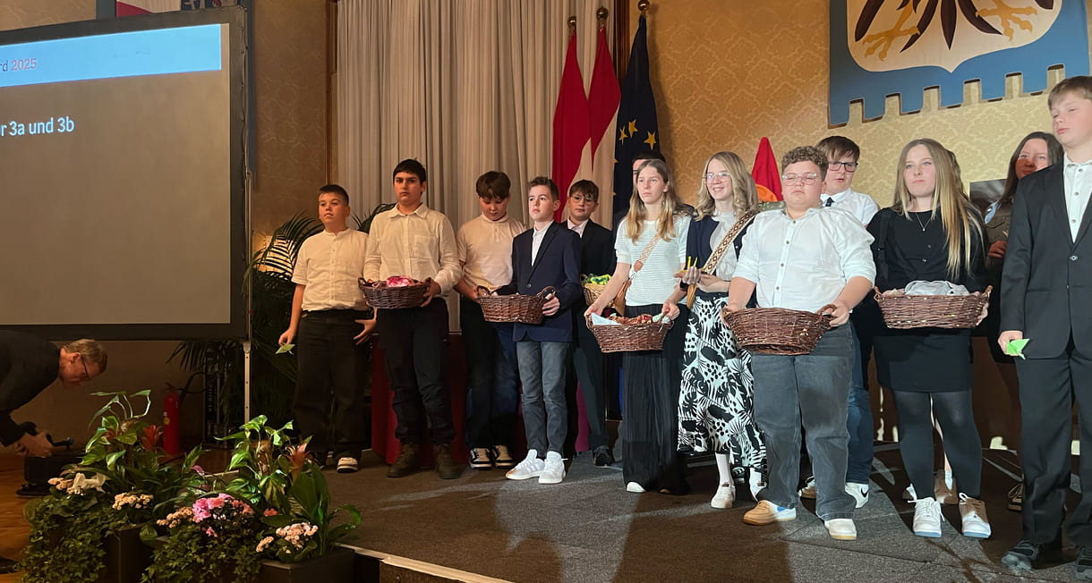 Mittelschüler:innen aus Seitenstetten Biberbach auf der Bühne mit Körben voller eigenhändig gefalteter Papierkraniche