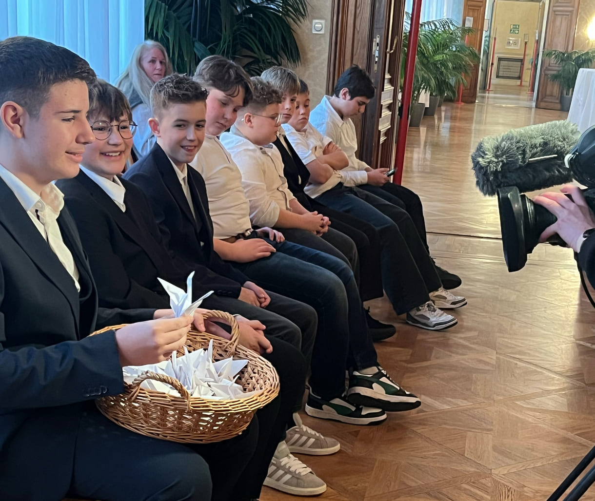 Schüler mit Korb voller Kraniche