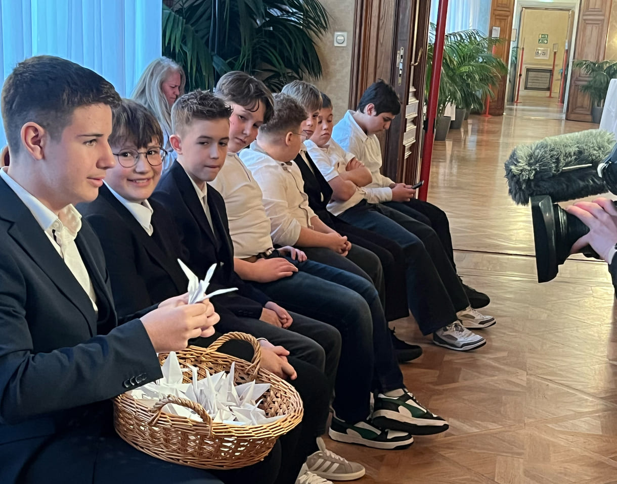 Schüler mit Korb voller Kraniche