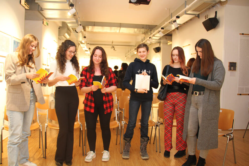 Sechs der sieben Preisträgerinnen aus dem Projekt Wortwerkstatt im privaten Gymnasium St. Ursula waren ins Literaturhaus gekommen - und stellten sich mit den 