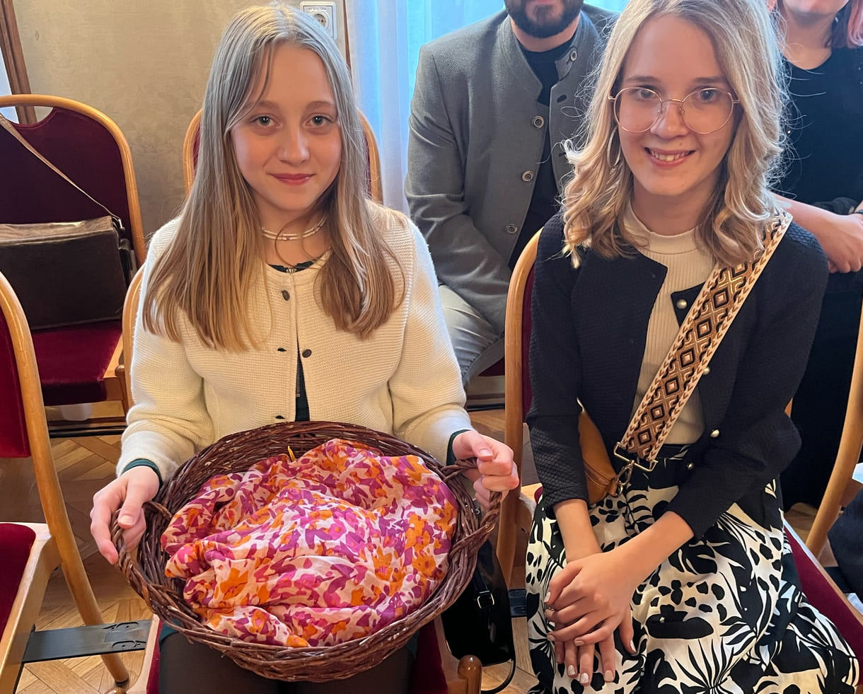 Schülerinnen mit Korb voller Origami-Kraniche