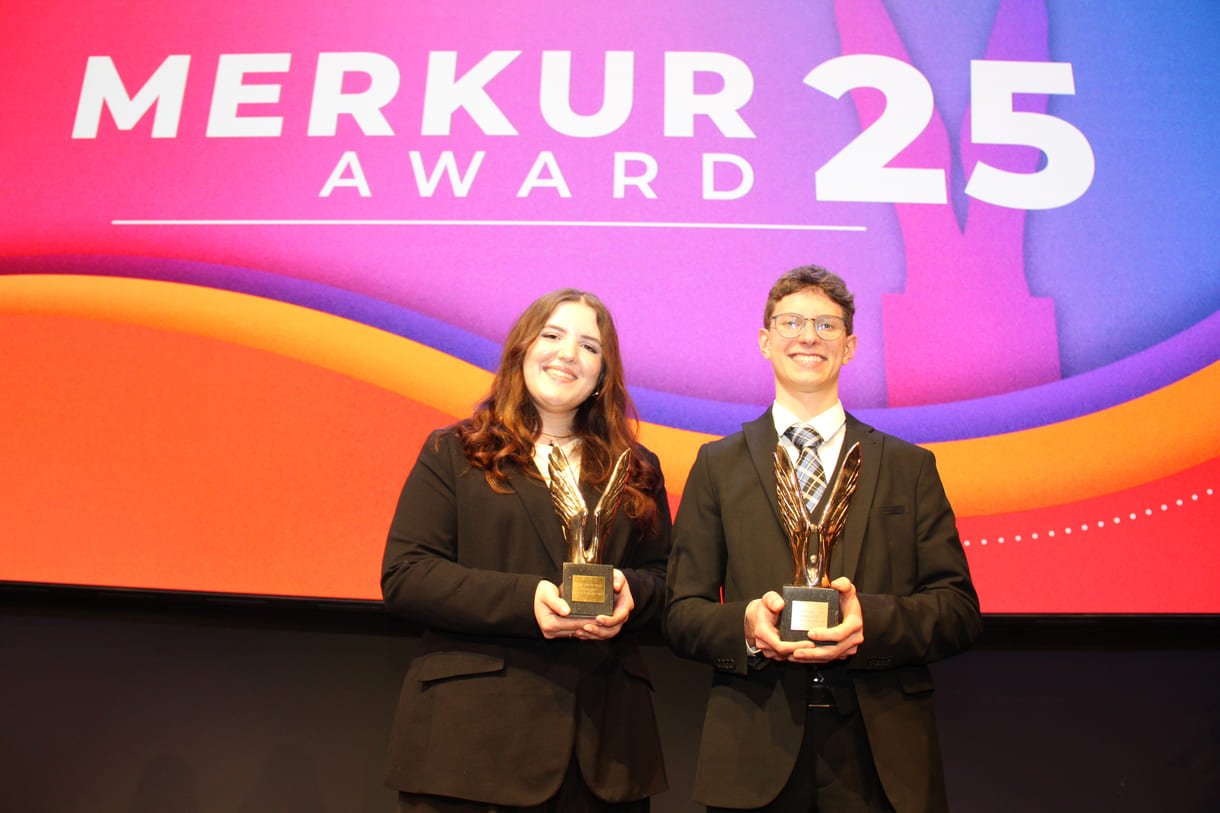 Die besten Schüler:innen - Handelsschule, Arietta Stiblo, und HAK, Christoph Jethan mit ihren Trophäen
