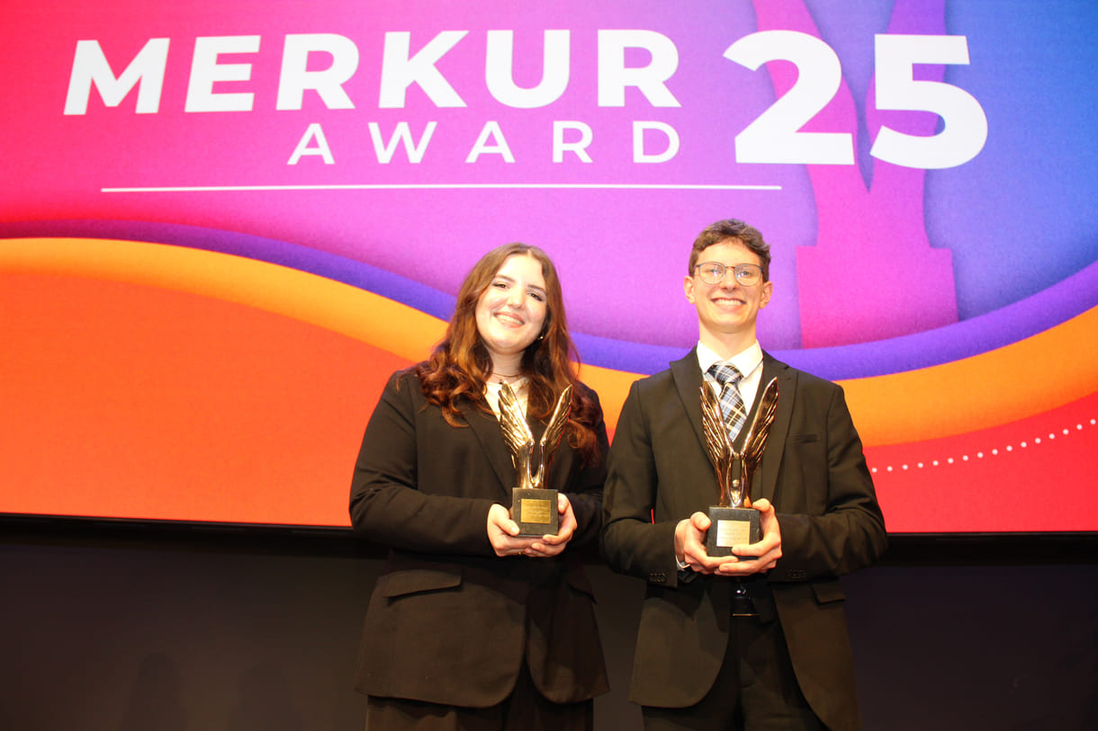 Die besten Schüler:innen - Handelsschule, Arietta Stiblo, und HAK, Christoph Jethan mit ihren Trophäen