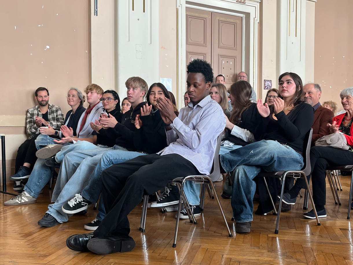 Mehrmals wechselten Schüler:innen ihre Sitzplätze mit der Bühne, auf der sie auftraten