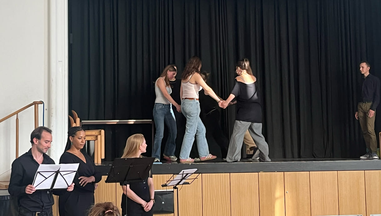 Auf der Bühne spielen Schüler:innen Szenen aus Kindheit und/oder Jugend verfolgter Jüd:innen, davor zitieren Profi-Schauspieler:innen aus den Erinnerungen dreier Verfolgter