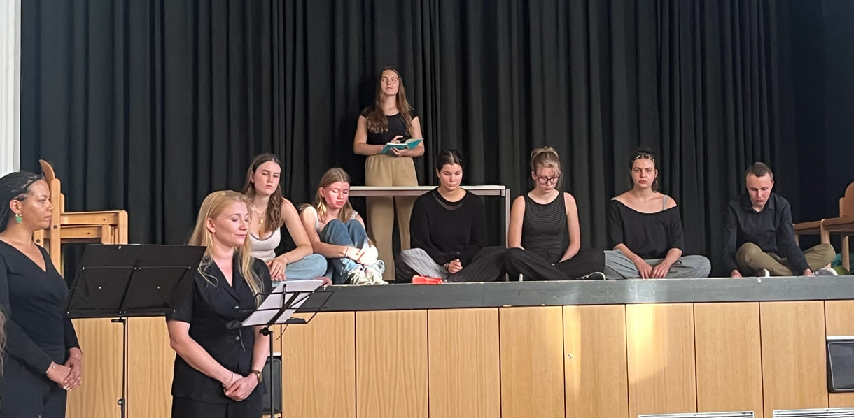 Auf der Bühne spielen Schüler:innen Szenen aus Kindheit und/oder Jugend verfolgter Jüd:innen, davor zitieren Profi-Schauspieler:innen aus den Erinnerungen dreier Verfolgter