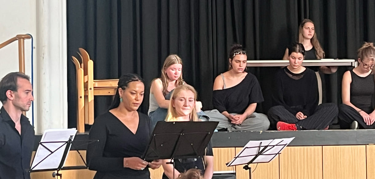 Auf der Bühne spielen Schüler:innen Szenen aus Kindheit und/oder Jugend verfolgter Jüd:innen, davor zitieren Profi-Schauspieler:innen aus den Erinnerungen dreier Verfolgter
