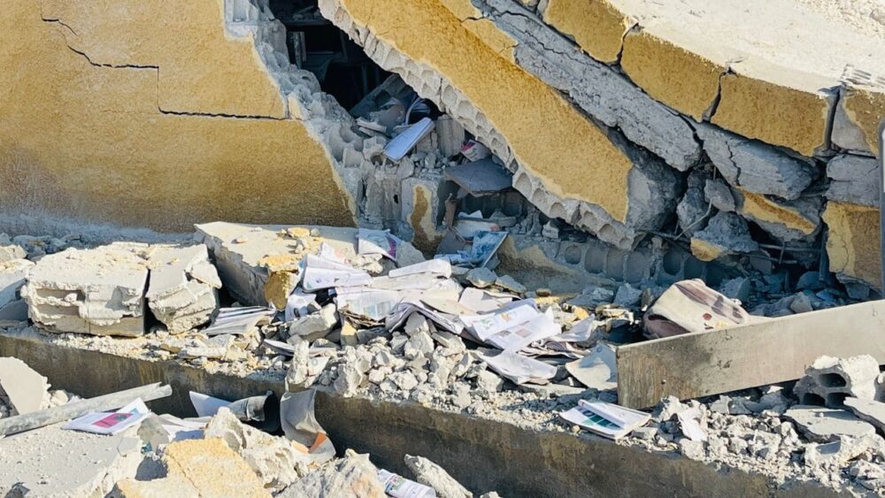Zerstörte Schule in einem Dorf bei Kobani