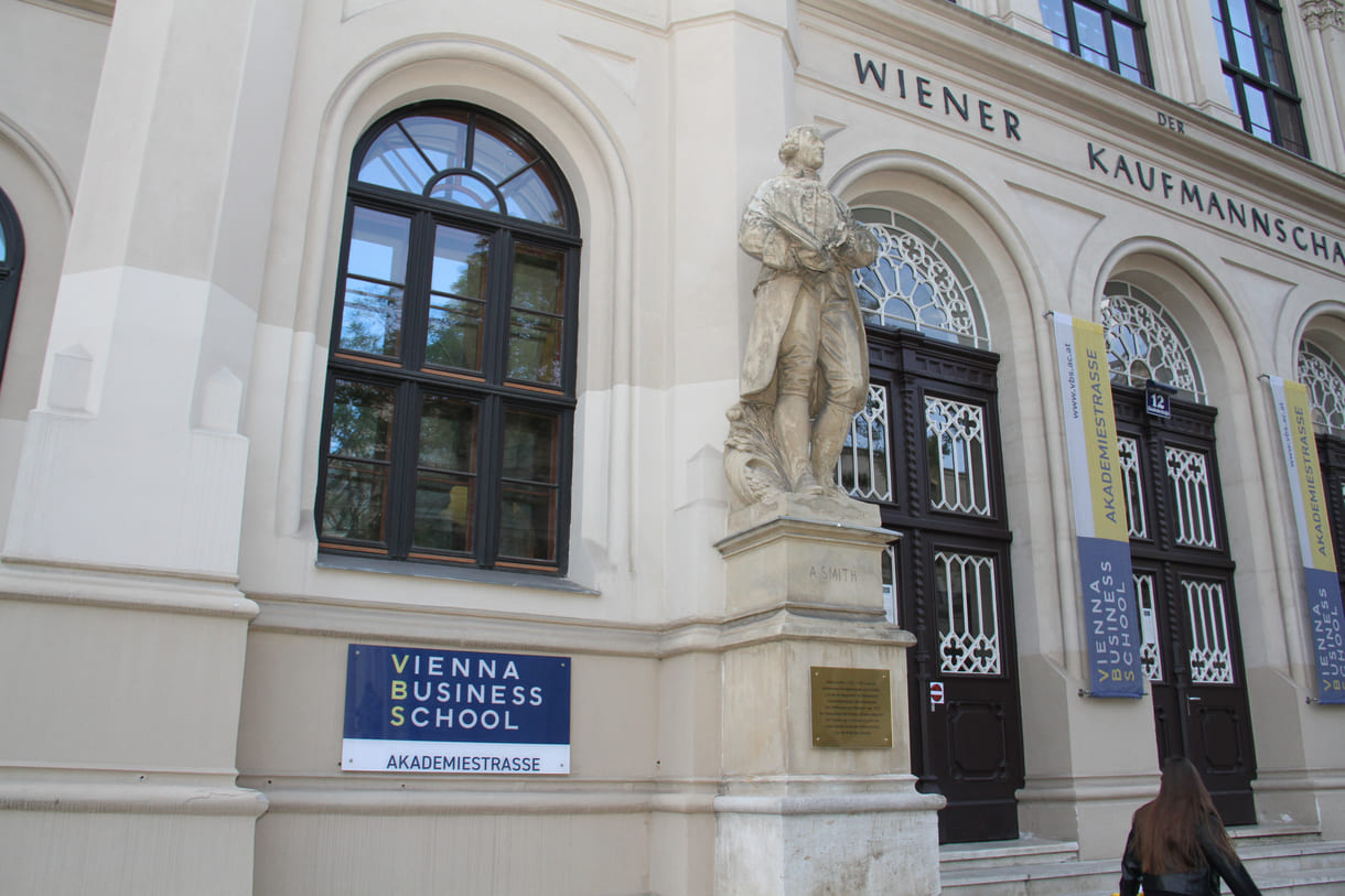 Die Handelsakademie und -schule in der Wiener Akademiestraße