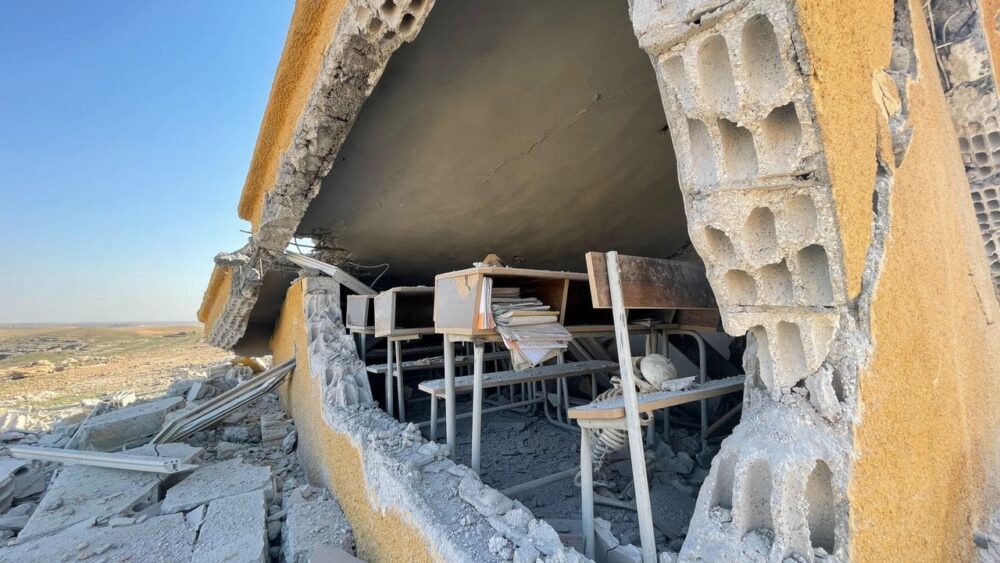 Zerstörte Schule in einem Dorf bei Kobani