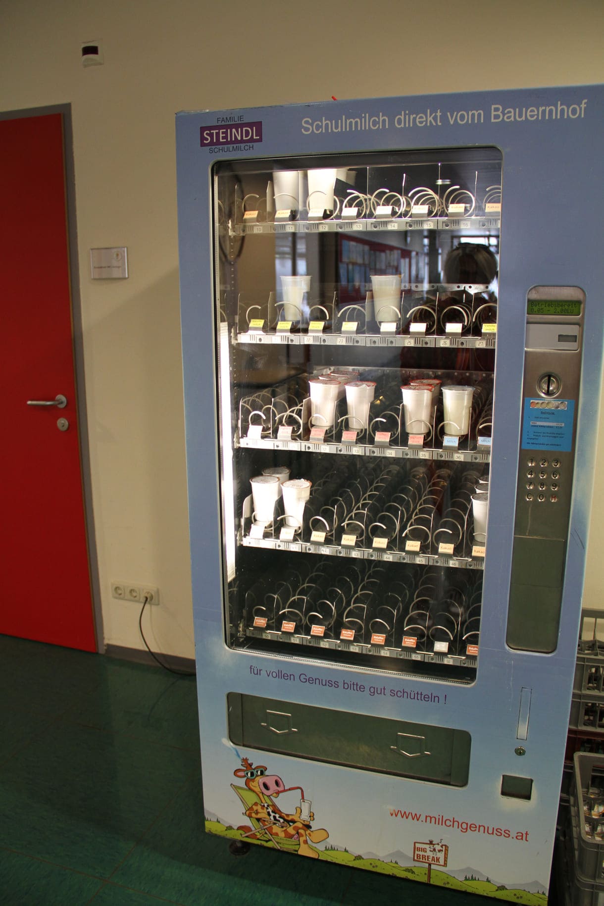 Automat mit Schulmilch von einem lokalen Biobauern