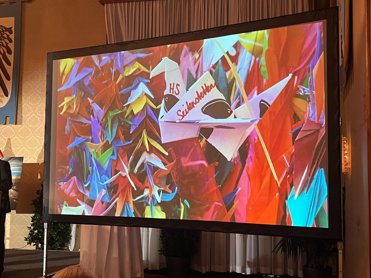 Josef Penzendorfer, Lehrer an der Mittelschule Seitenstetten Biberbach leitet verschiedene Sadako-Projekte udn berichtete darüber, unter anderem auch, dass Masahiro Sasaki, der überlebende Bruder, bei seinem Österreich-Aufenthalt die Schule besucht hatte